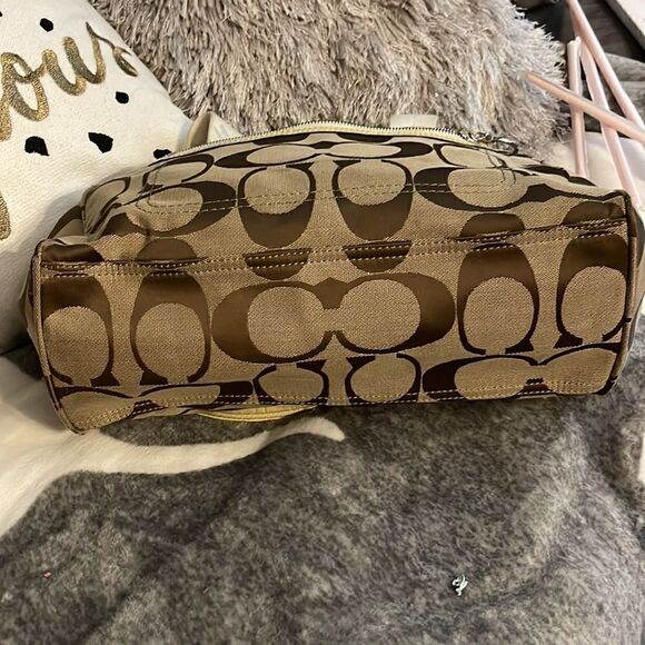 Coach Daisy Signature canvas tote Purse - Picture 7 of 10